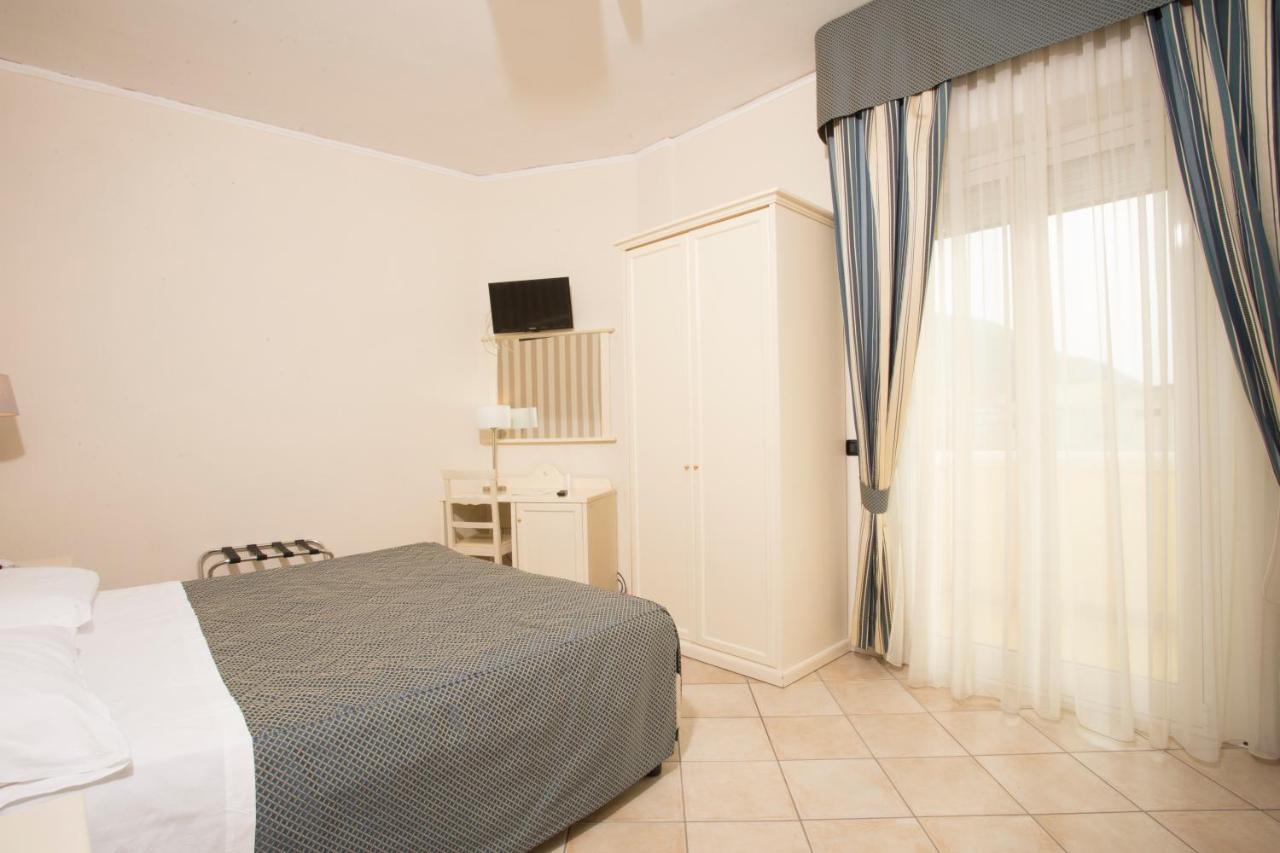 Standard Double or Twin Room,1006503490:JPEG