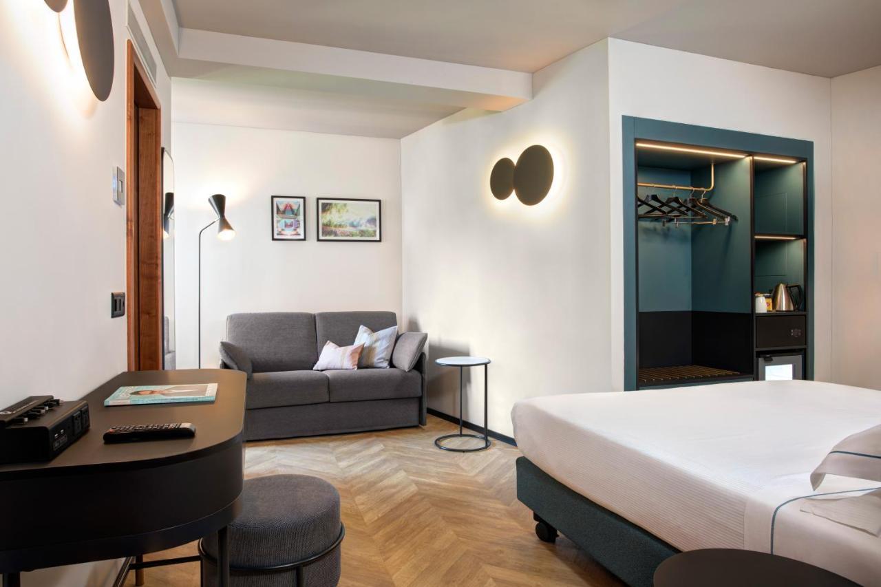Habitación con cama supletoria y aire acondicionado