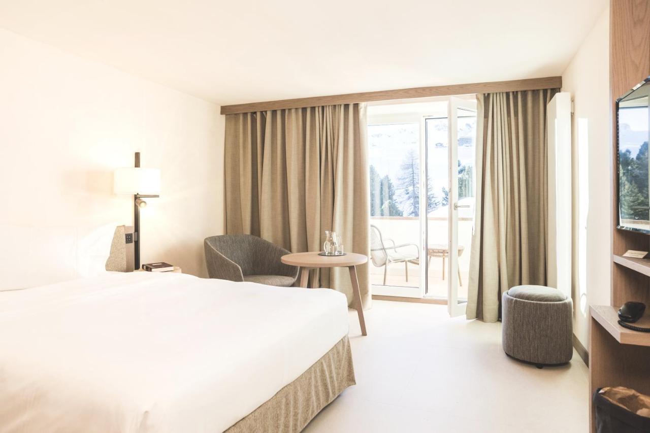 Zimmer mit Queensize-Bett und Balkon