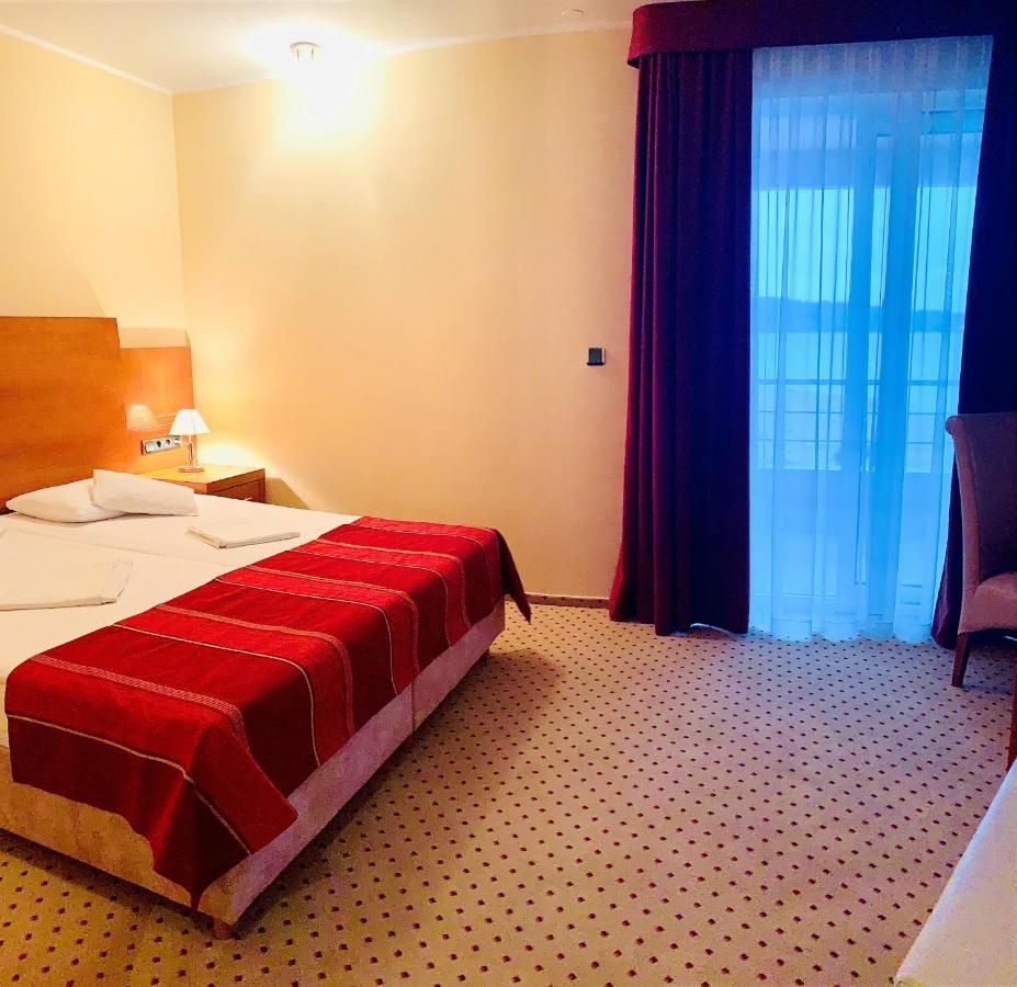 Standard Doppel- oder Zweibettzimmer mit Balkon und Meerblick