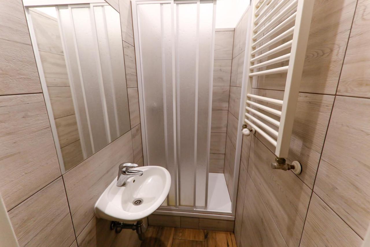 Posto Letto in Dormitorio Misto con 8 Letti