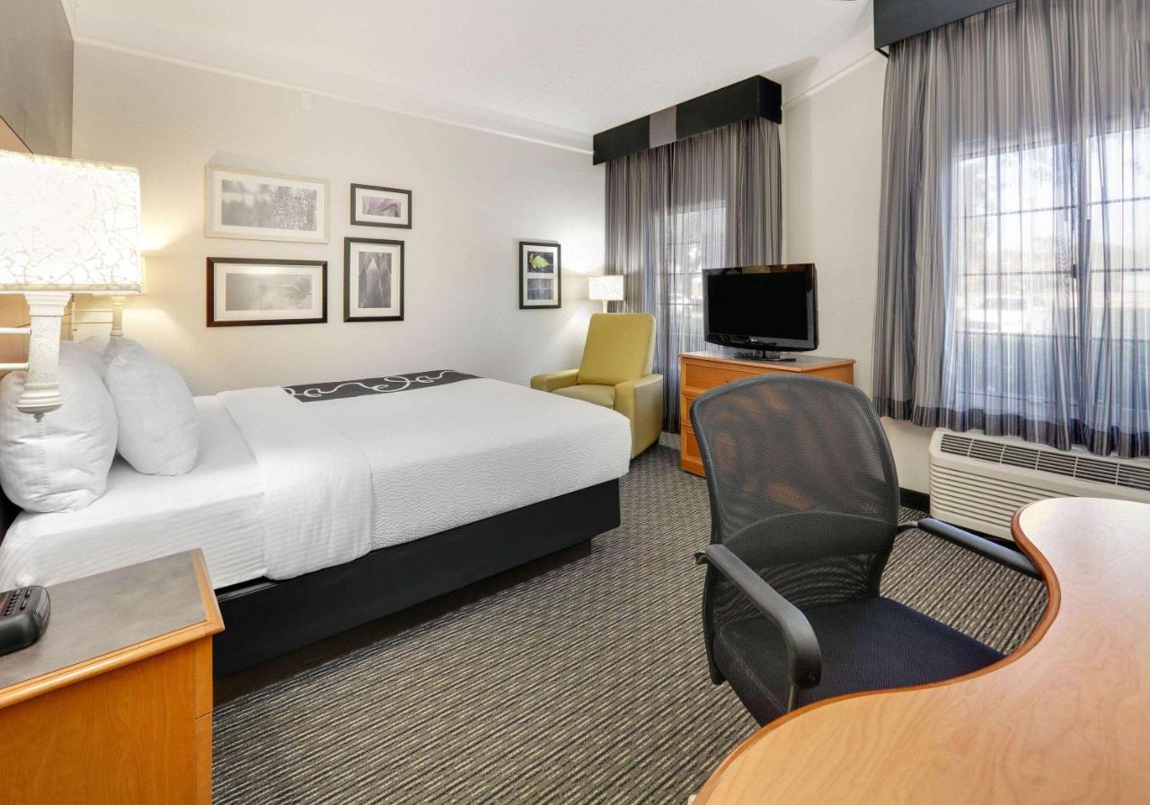 King Room Bath Tub Mobility Accessible or Non-Smoking,1280398870:JPEG
