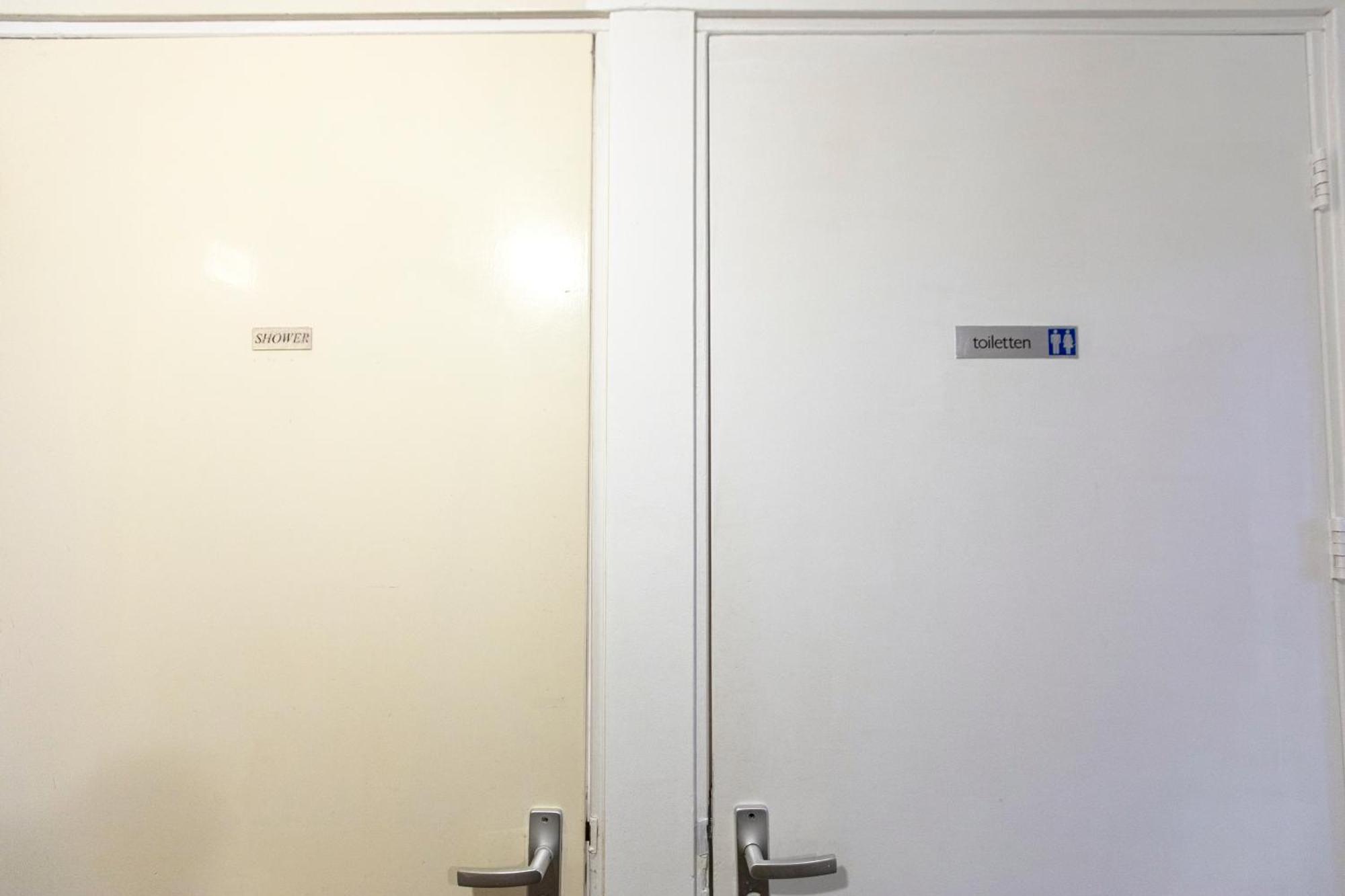 Deze driepersoonskamer heeft een gedeelde badkamer.