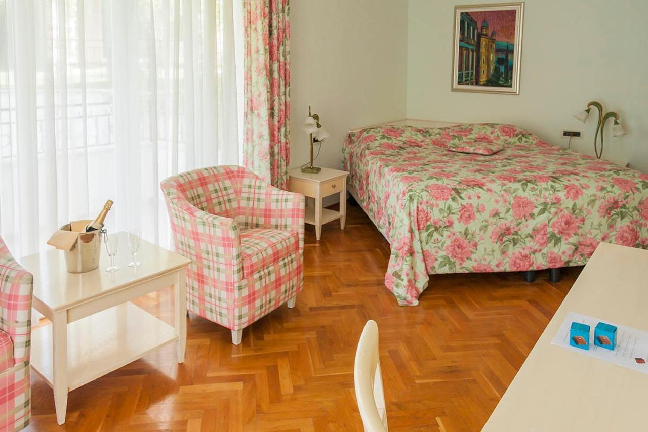 Chambre Double Supérieure - Vue Partielle sur Mer