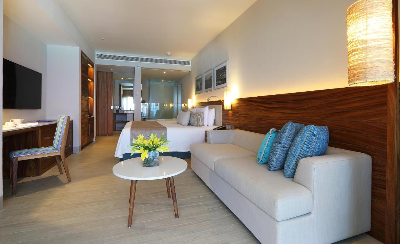 Deluxe Palast-Suite mit Kingsize-Bett und seitlichem Meerblick