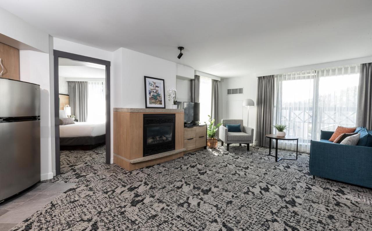 Deluxe One Bedroom Queen Suite with Kitchen