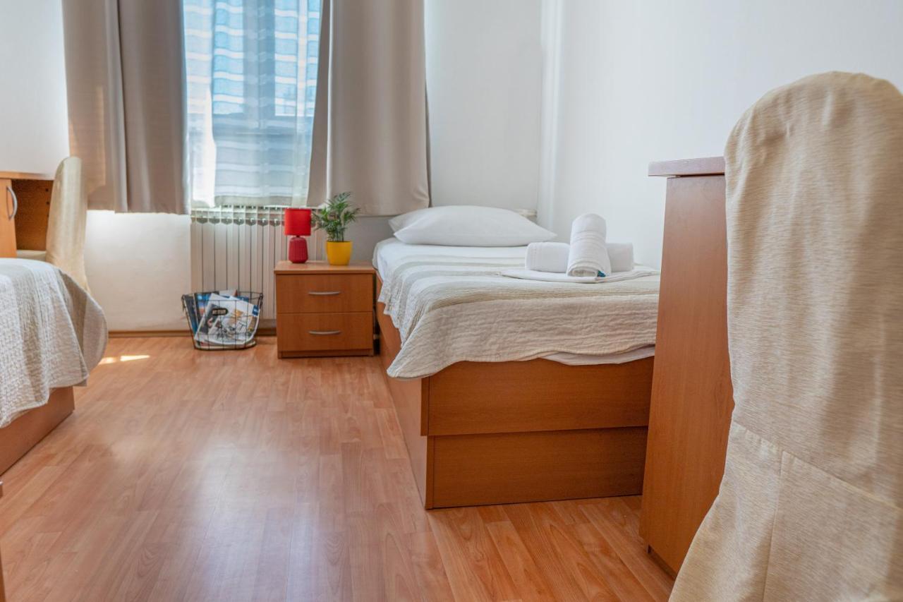 Tweepersoonskamer met 2 Aparte Bedden en Eigen Badkamer