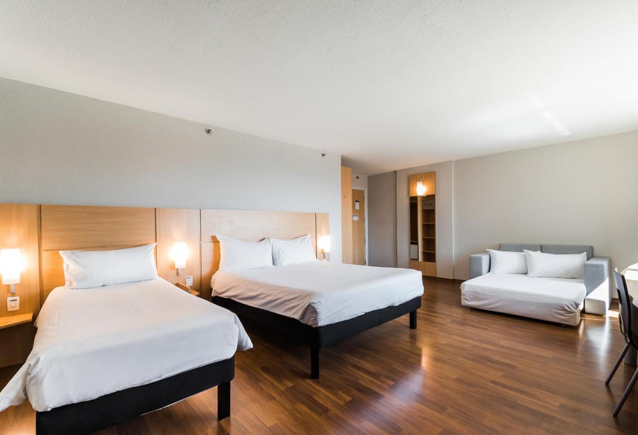 Quarto Familiar com Cama de Casal, Cama Individual e Sofá-cama