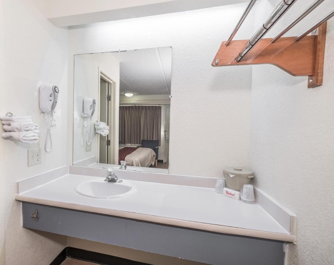 Deluxe Room with One Queen Bed Disability Access Roll-In Shower Non-Smoking