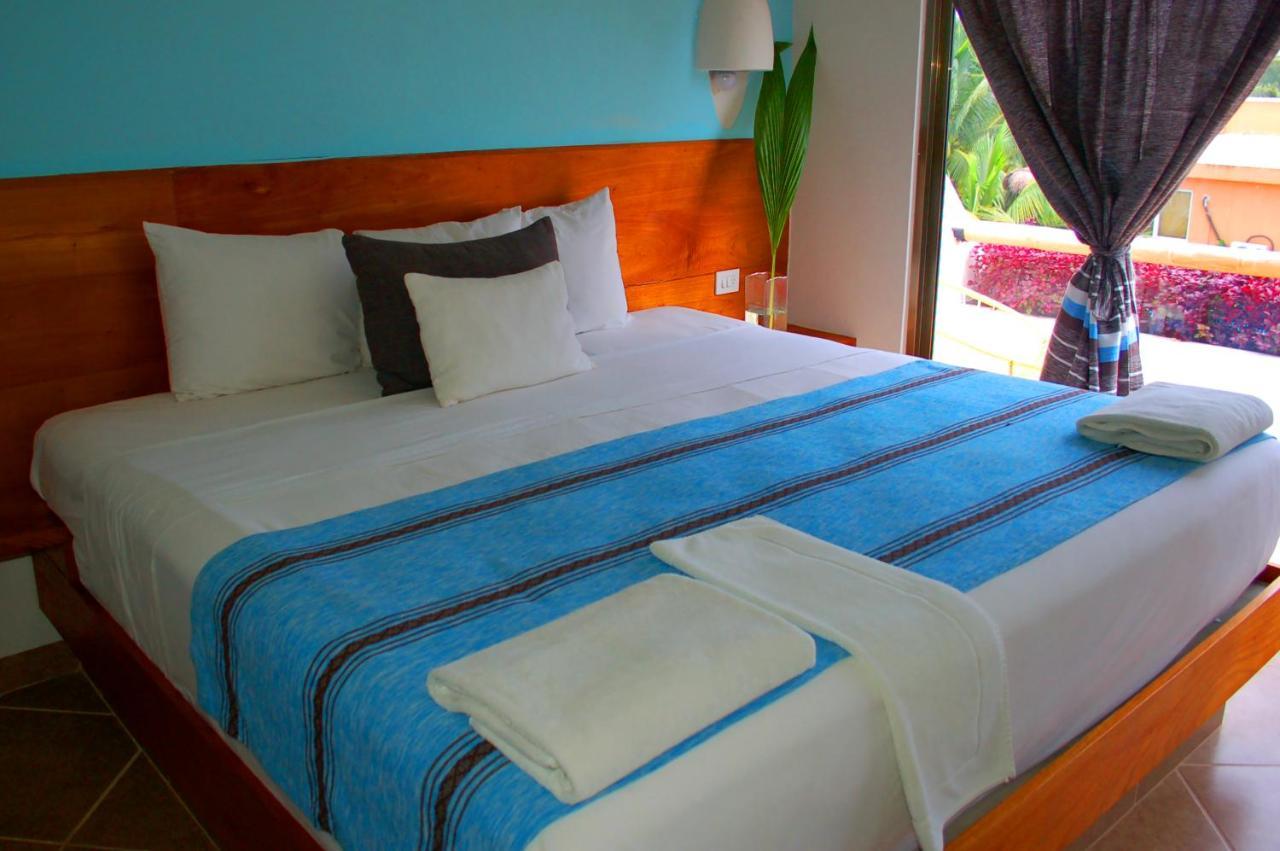 Habitación con cama extragrande.