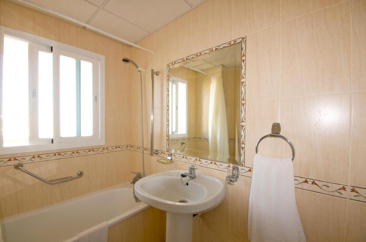 Apartamento de 2 dormitorios con vistas laterales al mar (4 adultos + 2 niños)