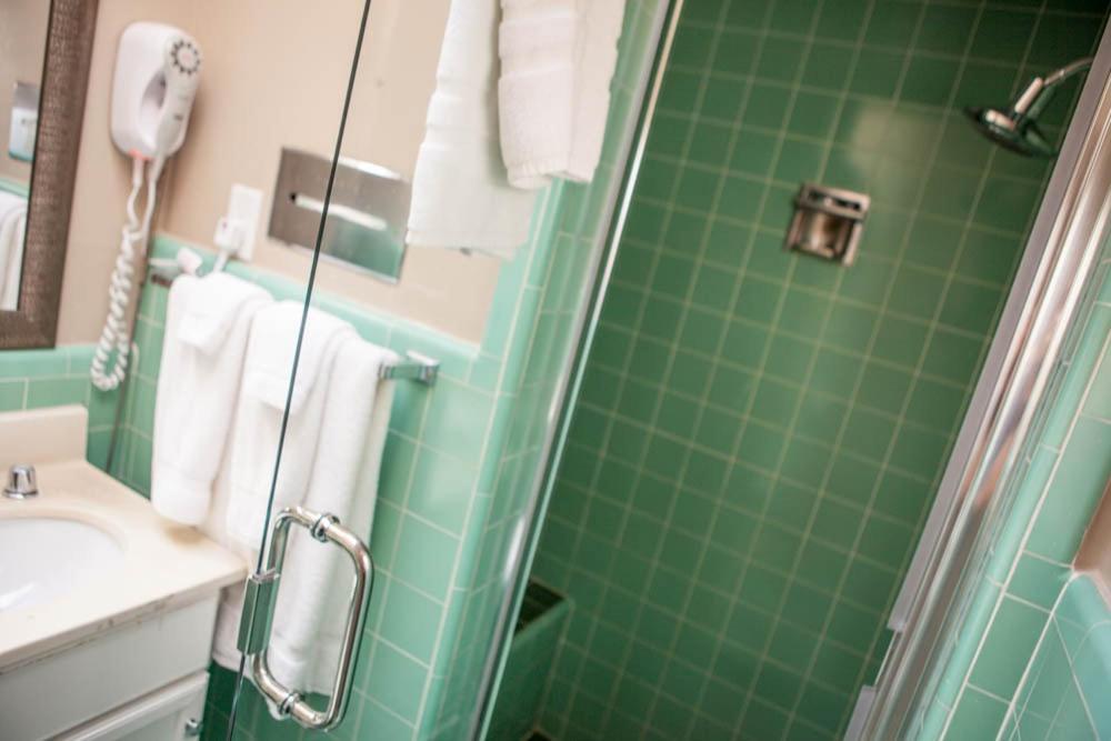 Chambre Lit King-Size - Accessible aux Personnes à Mobilité Réduite