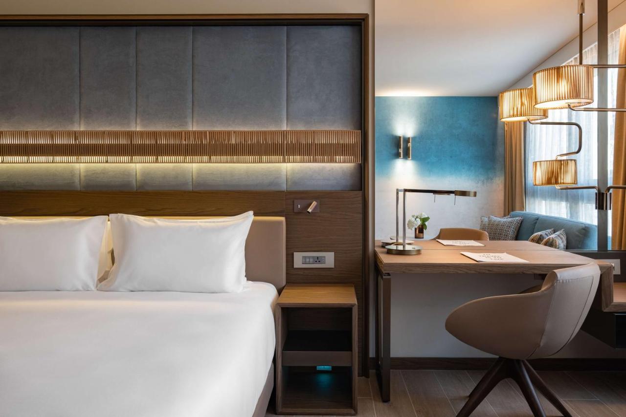 Deluxe Zimmer mit Kingsize-Bett, Balkon und Meerblick – Clubzugang