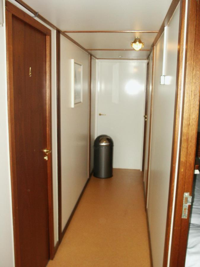 Tweepersoonskamer met 2 Aparte Bedden en Badkamer