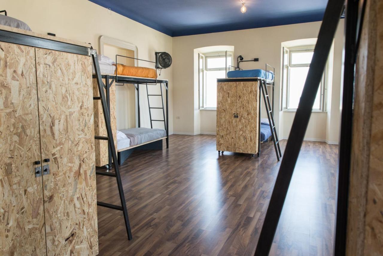 Posto Letto in Dormitorio Misto con 10 Letti