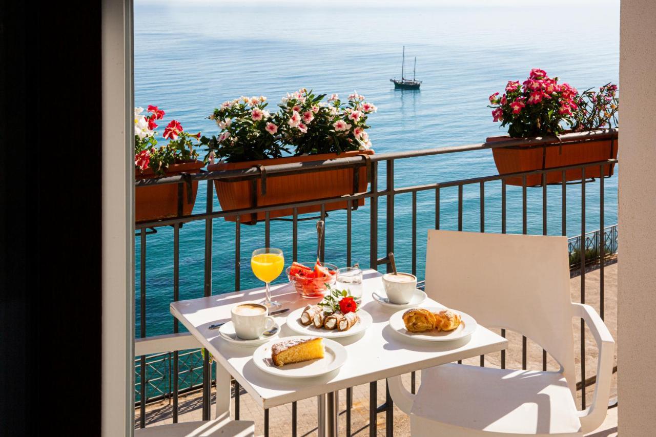 Vierbettzimmer mit Balkon und Meerblick