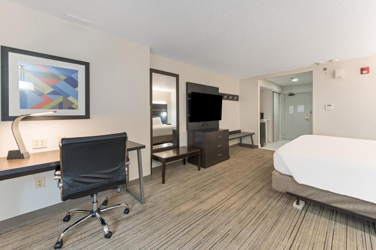 King Room with Hearing Accessible Roll In Shower - Non-Smoking