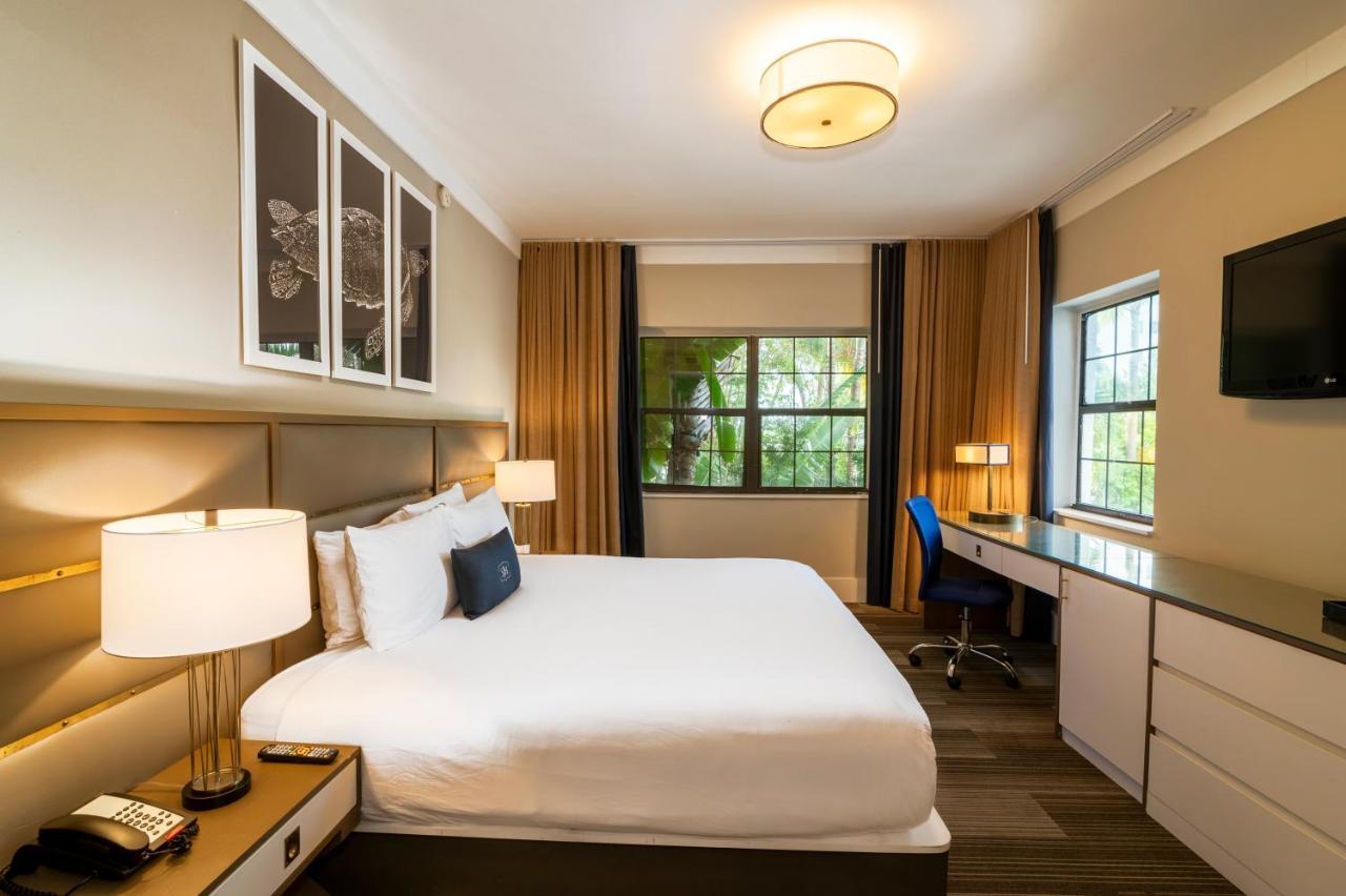 Quarto King Luxo com Vista da Piscina