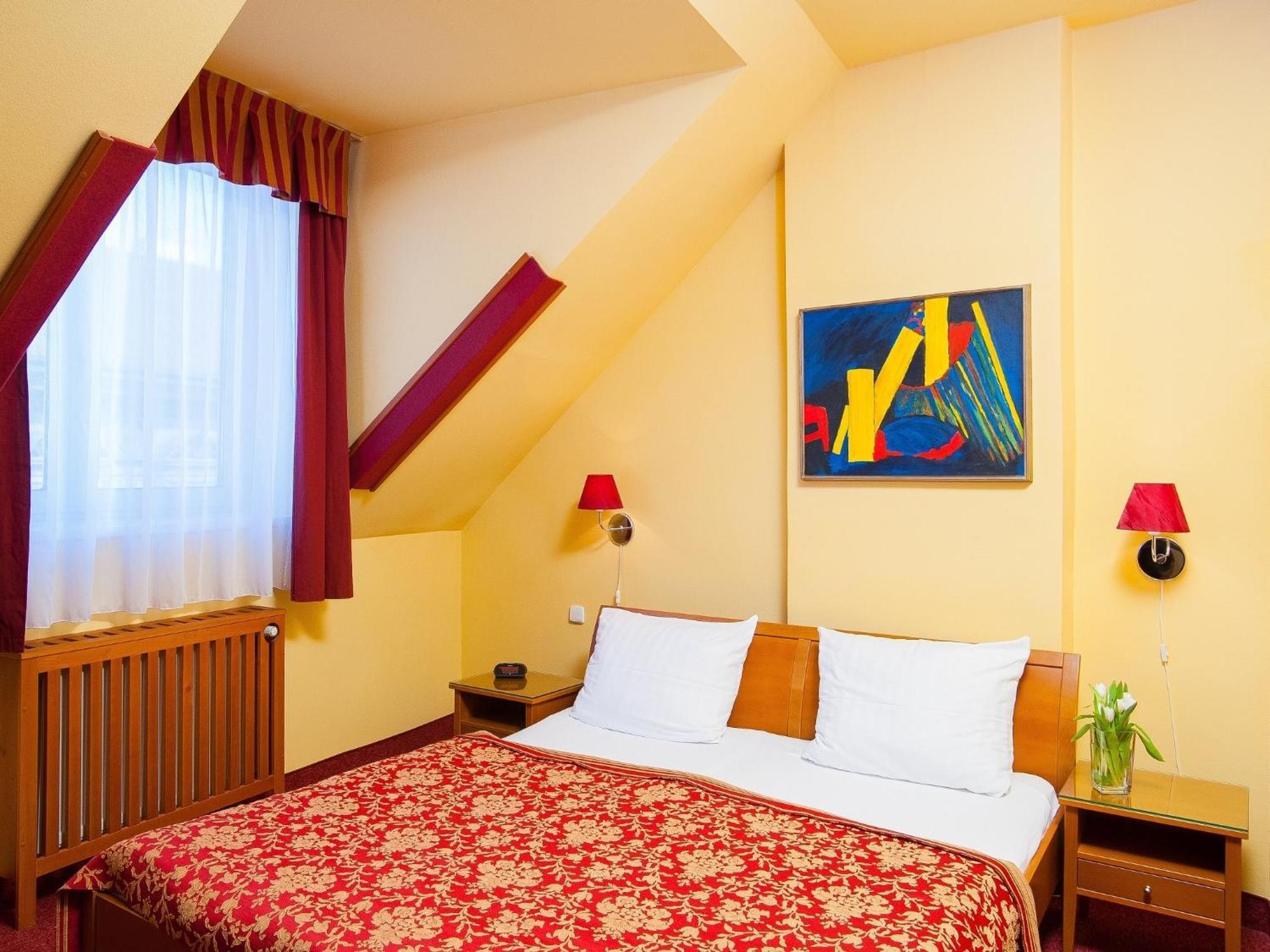 Doppel- oder Zweibettzimmer