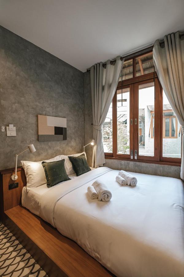 Kamer met Queensize Bed en Uitzicht op het Zwembad