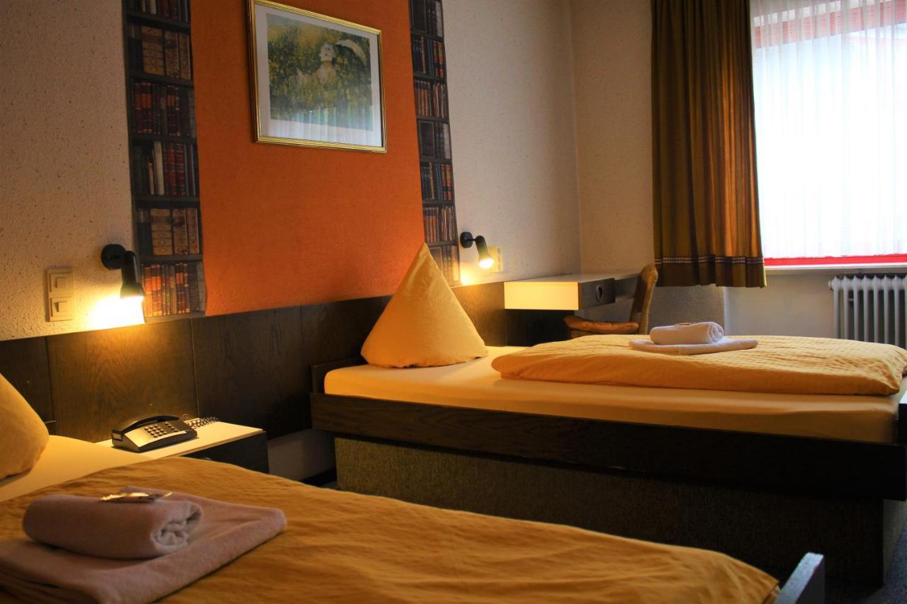 Tweepersoonskamer met 2 Aparte Bedden en Douche