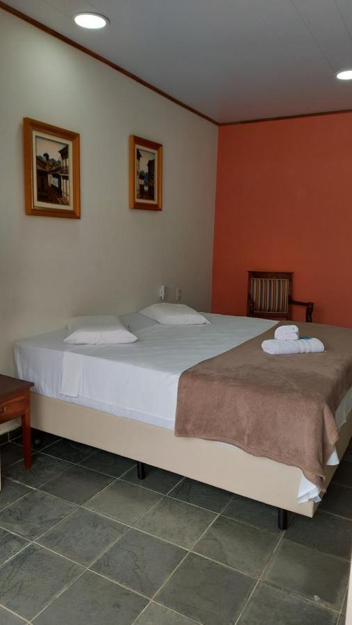 Quarto com Cama de Casal ou 2 de Solteiro com Vista da Piscina
