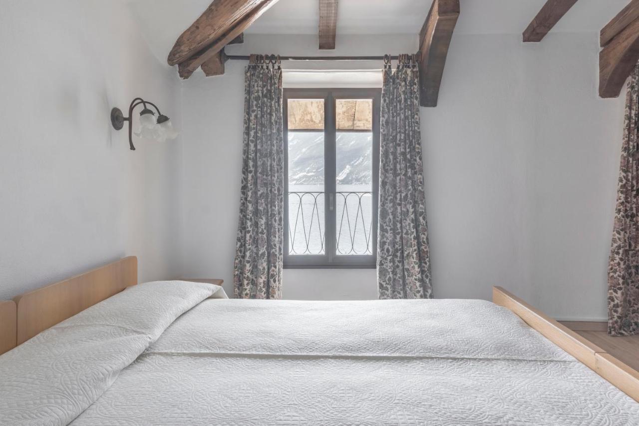 Superior Doppelzimmer mit Seeblick und einem Balkon.