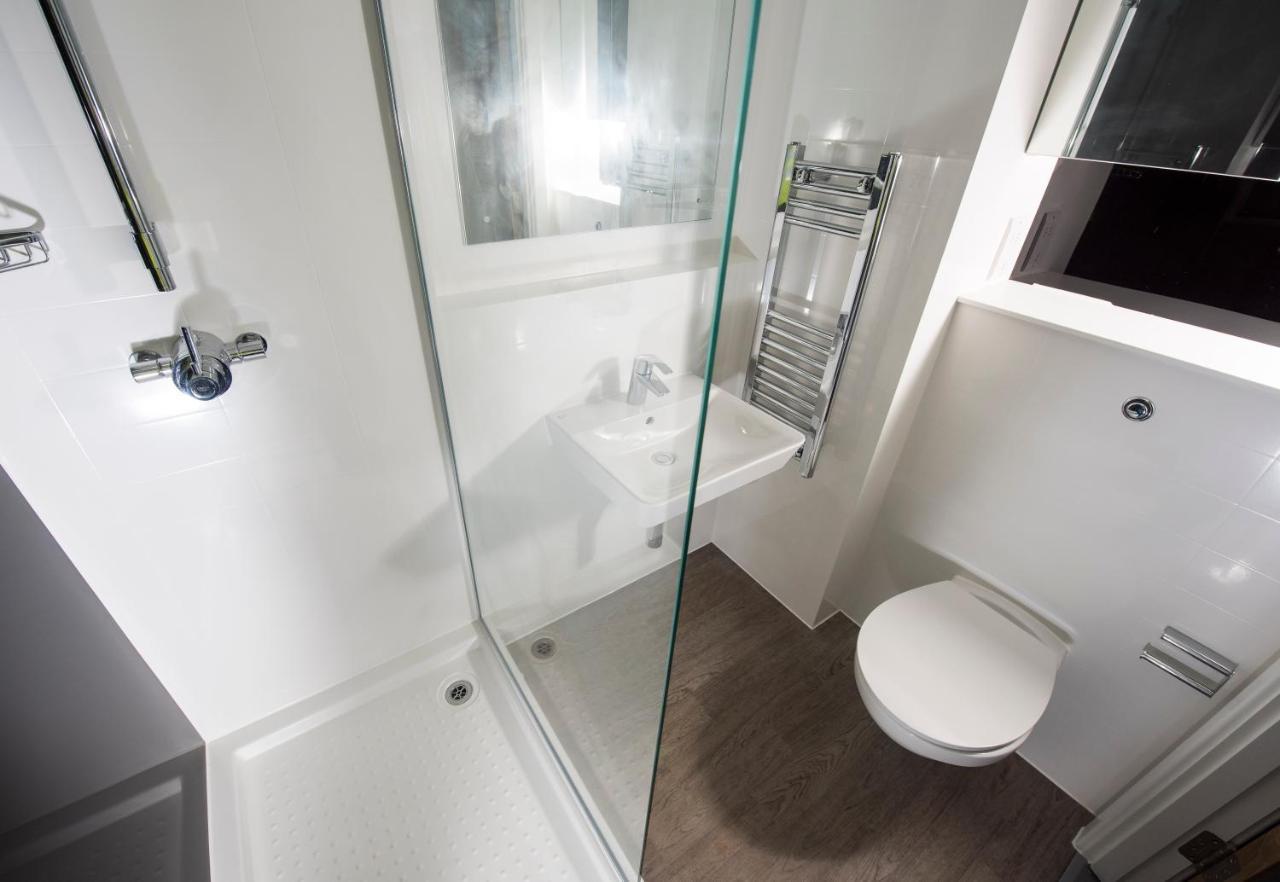 Basic Room with three-quarter Double Bed and Shower