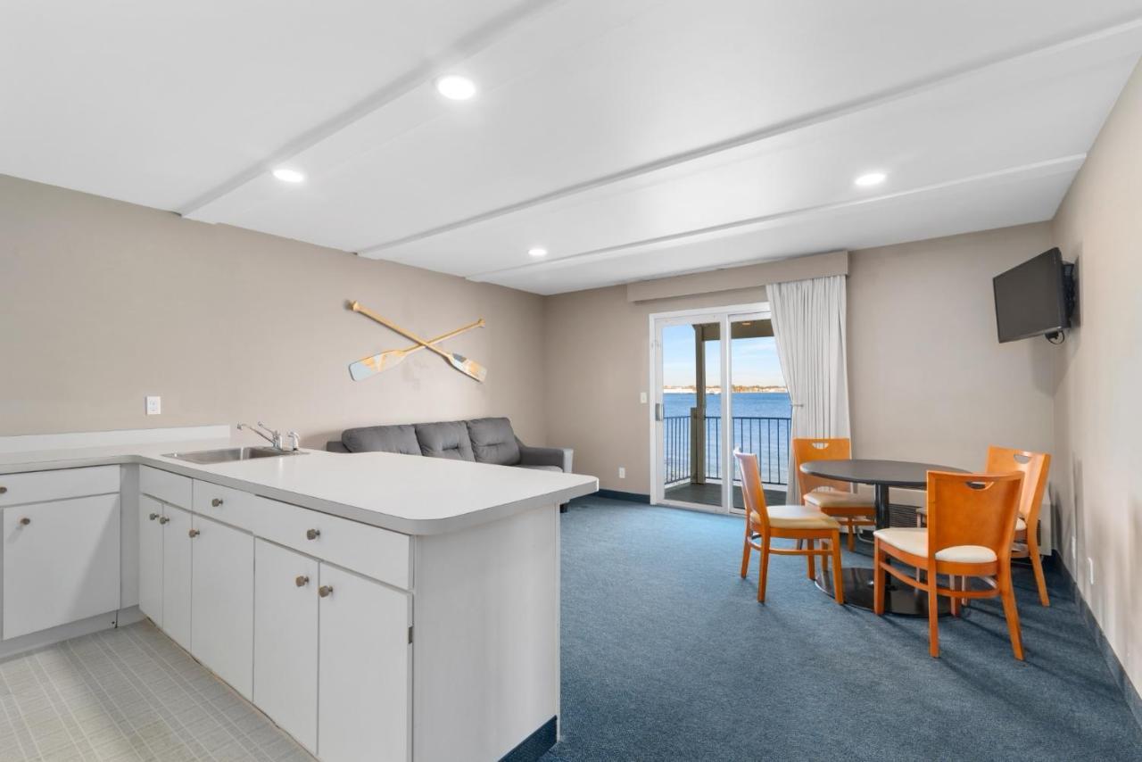 Deluxe King Suite