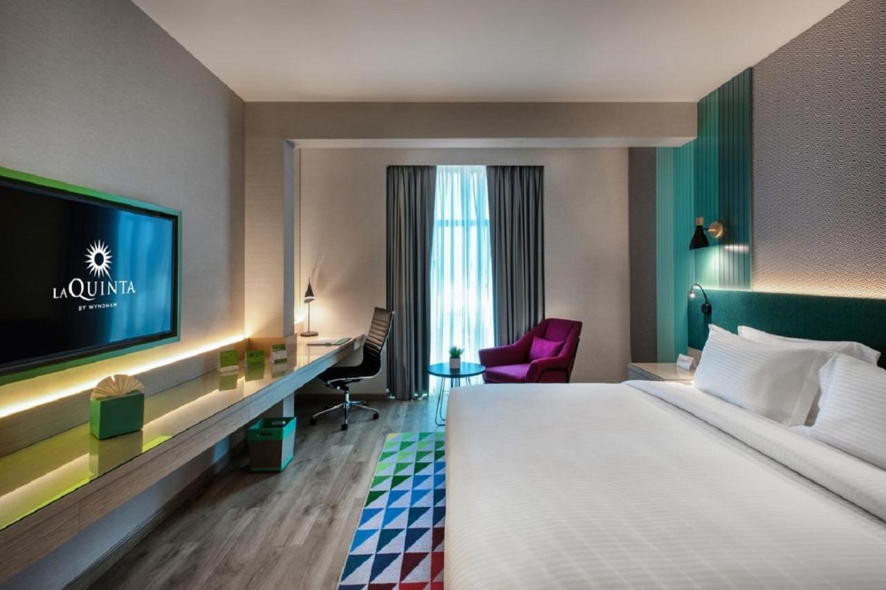 Economy Zimmer mit 1 Kingsize-Bett – kostenloser Transfer zum Strand La Mer, der Dubai Mall und dem U-Bahnhof Burj Khalifa