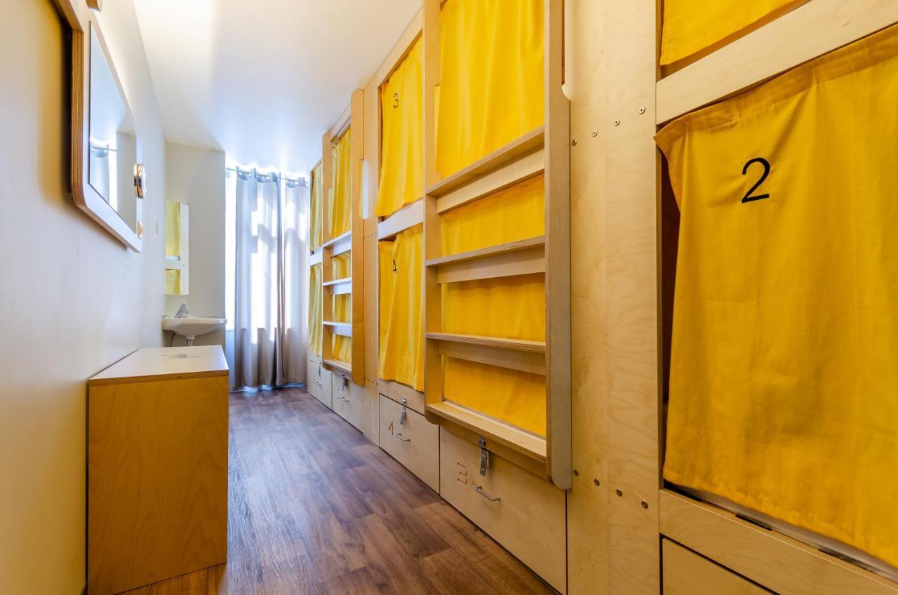 Lits Superposés dans Dortoir pour Femmes de 6 Lits