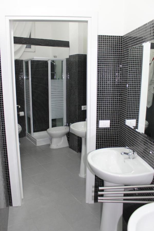 Camera Matrimoniale/Doppia con Letti Singoli con Bagno in Comune