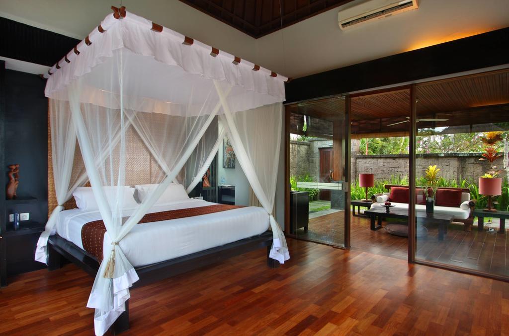 Villa com Piscina e Acesso à Lagoa