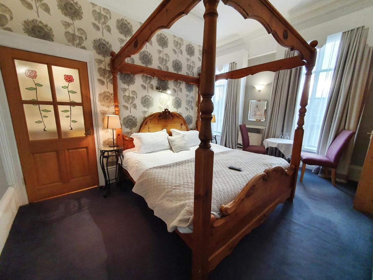 Quarto Duplo com Cama com Dossel