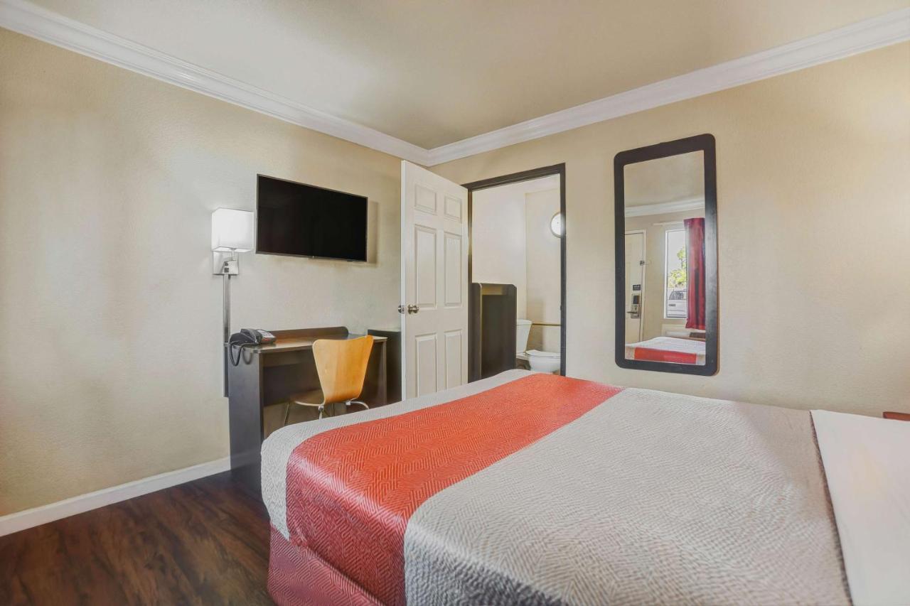 Queen Room - Disability Access - Roll in Shower