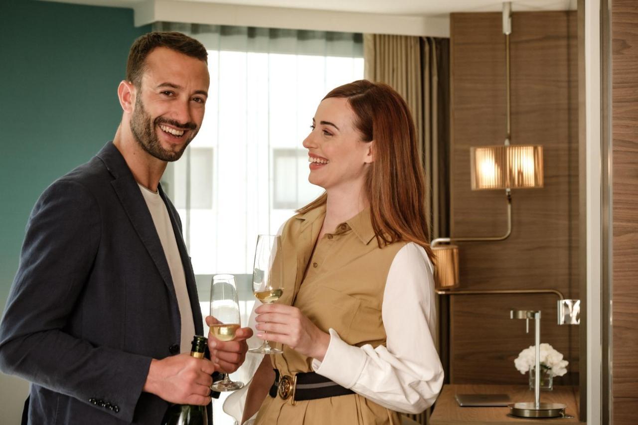 Junior Suite mit Kingsize-Bett, Balkon und Blick auf die Piazza