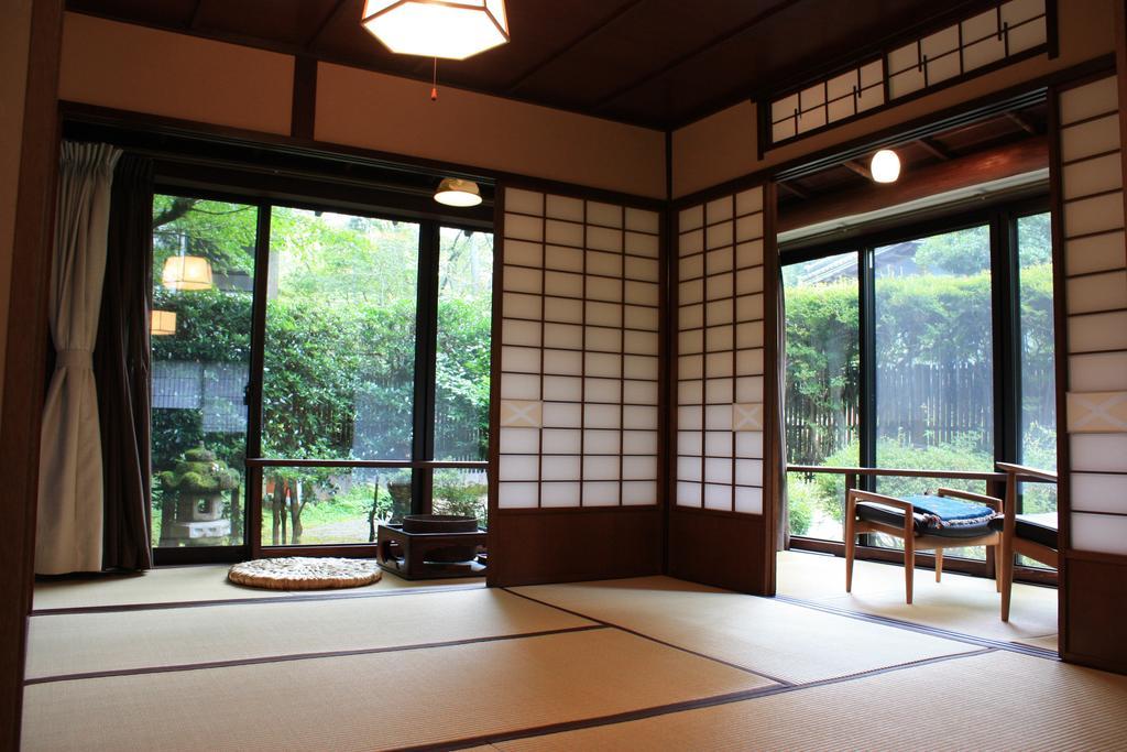 Chambre Lits Jumeaux d'Angle de Luxe de Style Japonais avec Toilettes Privatives - Vue sur Jardin