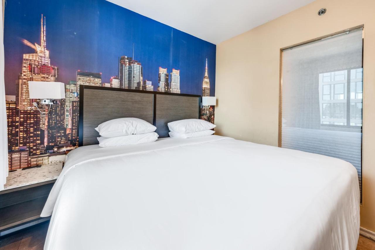 Habitación con cama extragrande.