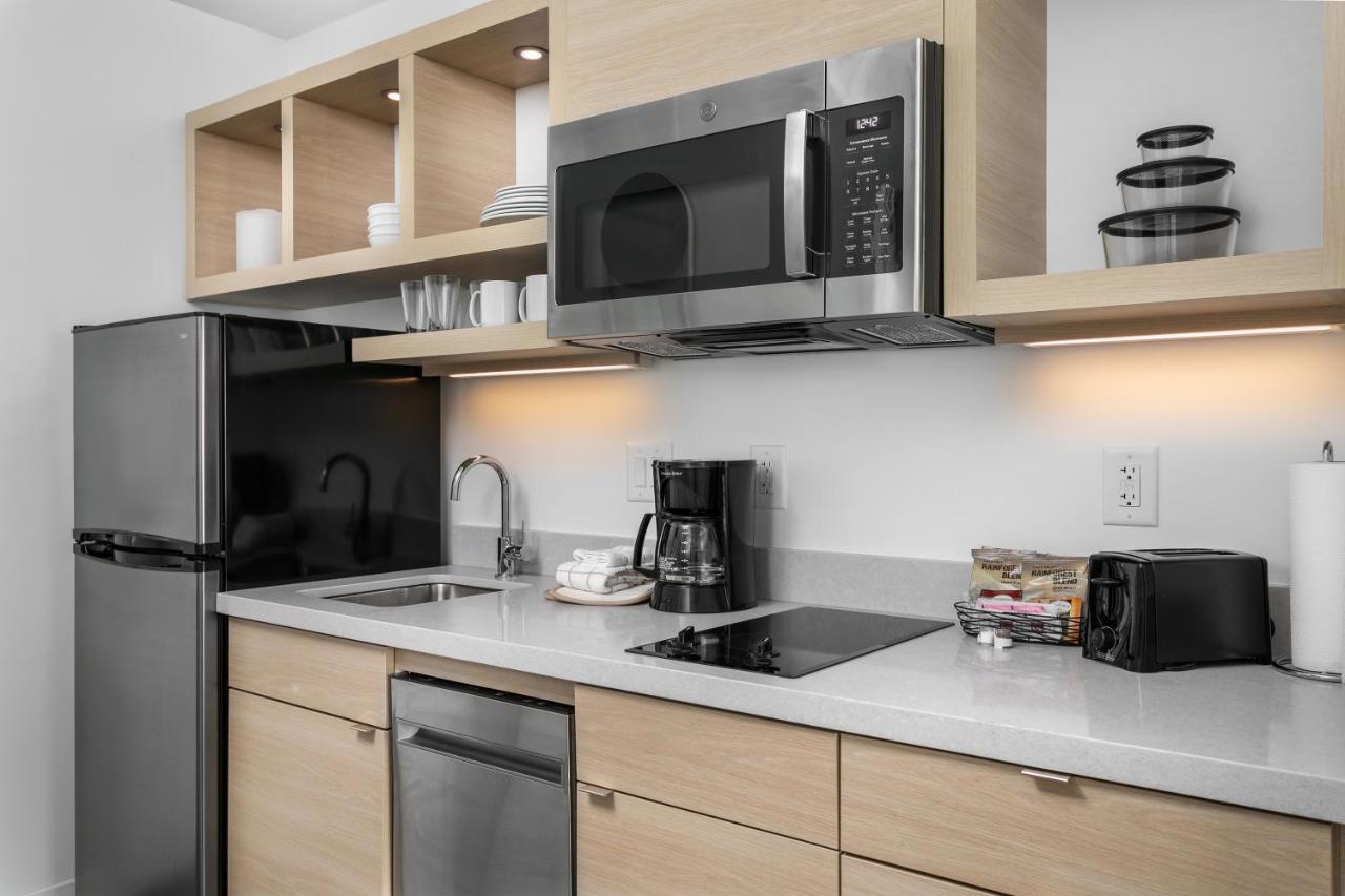 Studio King Room City View Mobility or Hearing Accessible Roll Shower,1118625810:JPEG