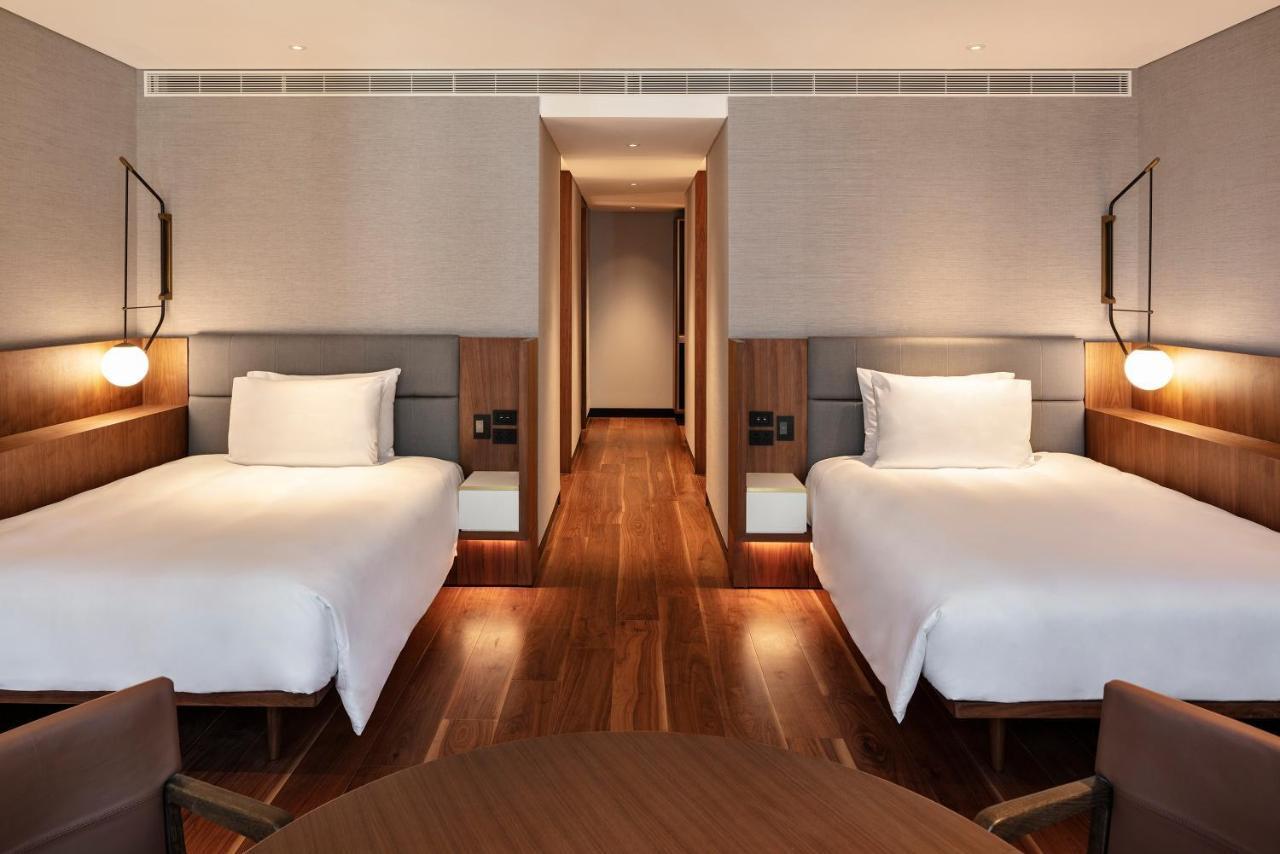 Quarto com 2 Camas de Solteiro e Vista do Porto