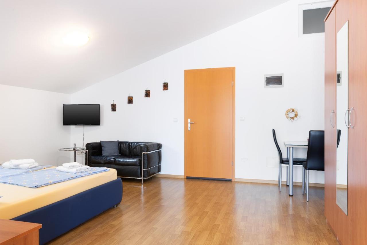 Studio mit Balkon