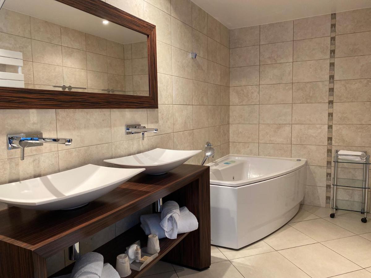 Junior Suite Spa Bath