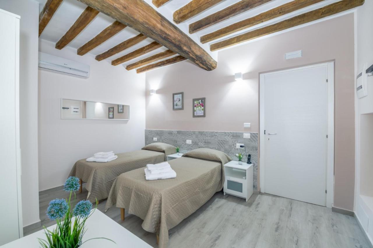 Camera Matrimoniale/Doppia con Letti Singoli con Bagno Privato