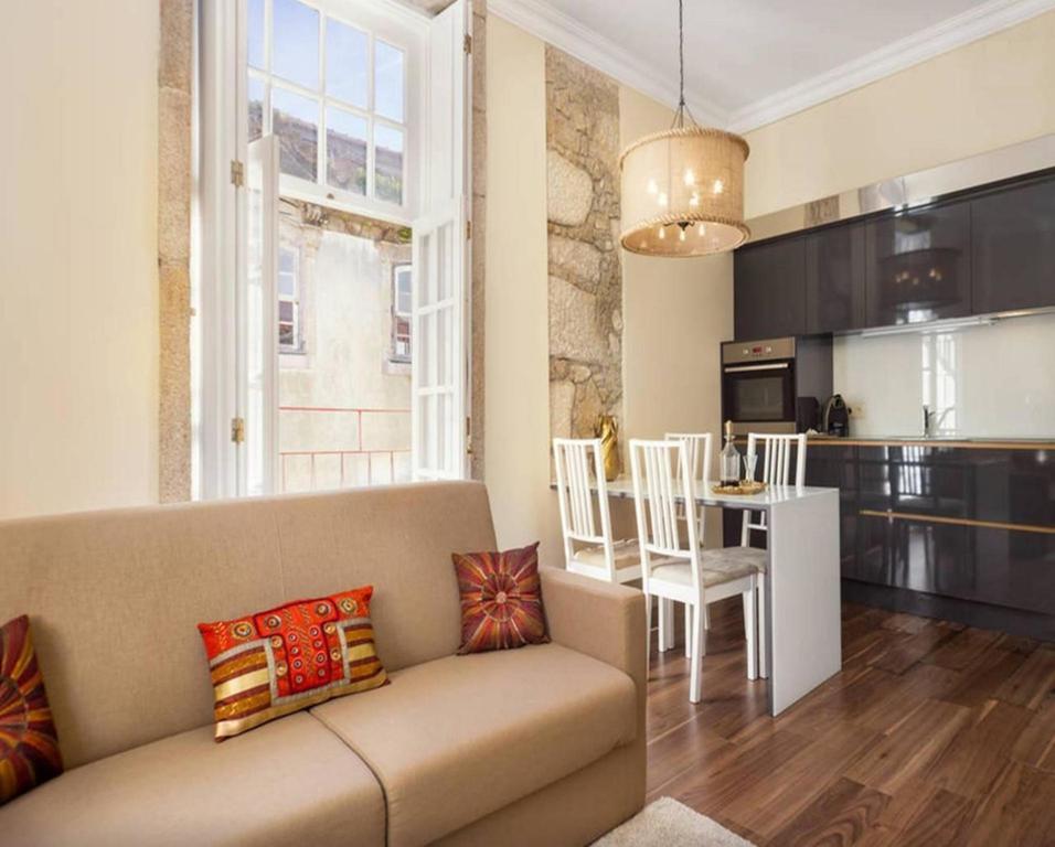 Apartamento com 1 Quarto, Varanda e Vista Rio Lateral