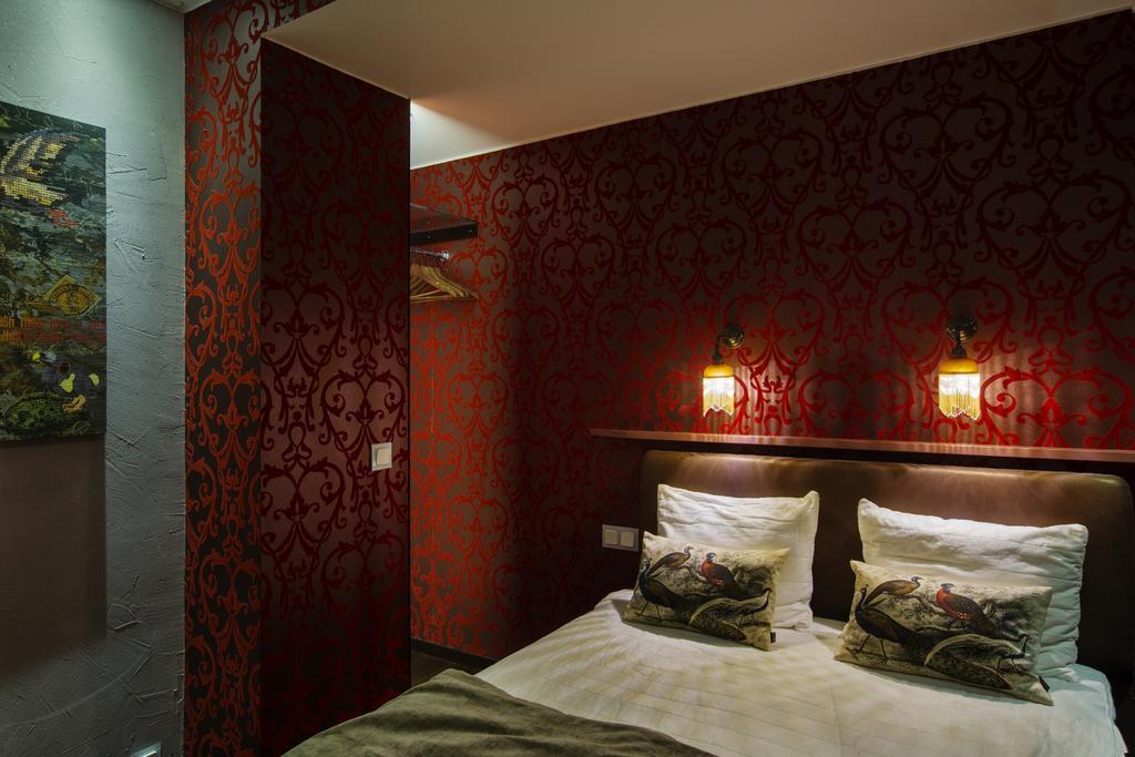 Zimmer mit Queensize-Bett und eigenem Bad (kein Fenster)