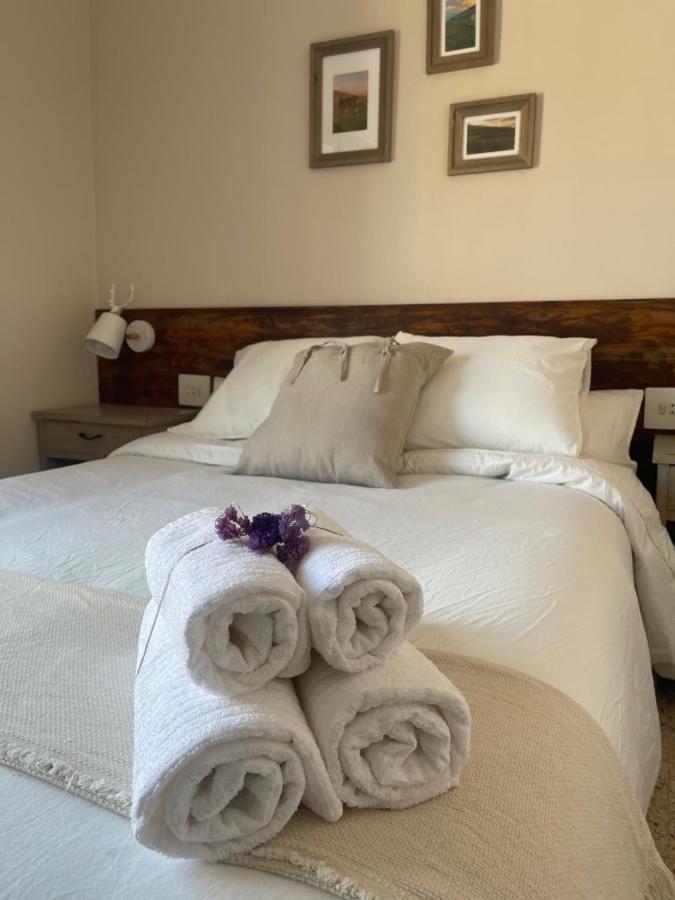 Habitación con cama extragrande y vistas a la montaña