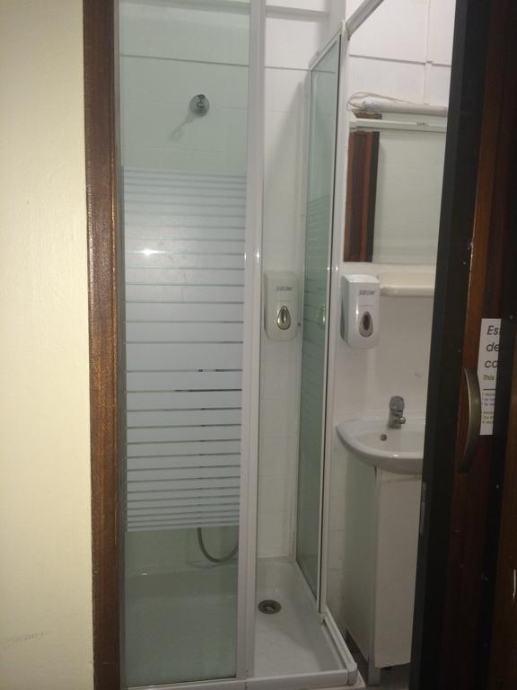 Quarto com Cama de Casal ou 2 de Solteiro e Banheiro Compartilhado