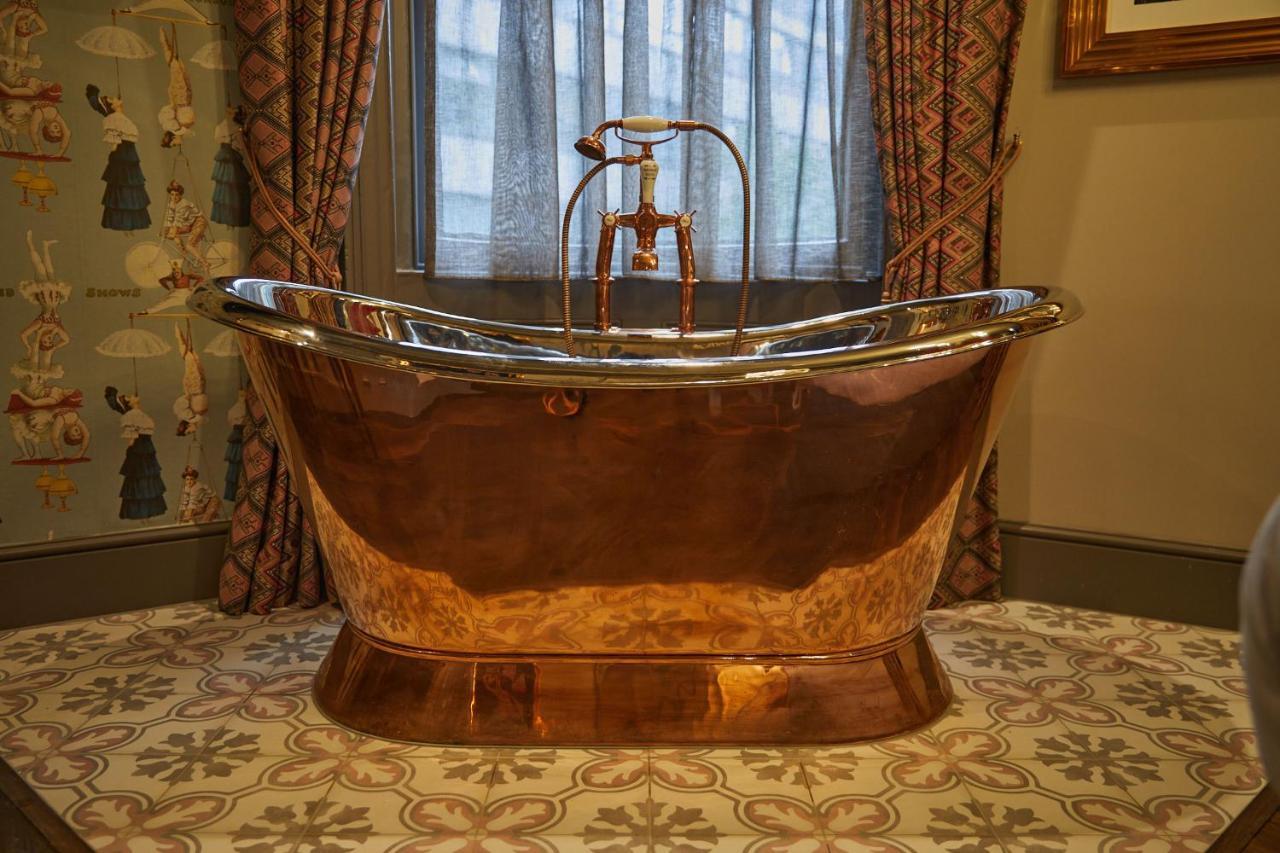 Chambre Lit King-Size - Baignoire en Cuivre