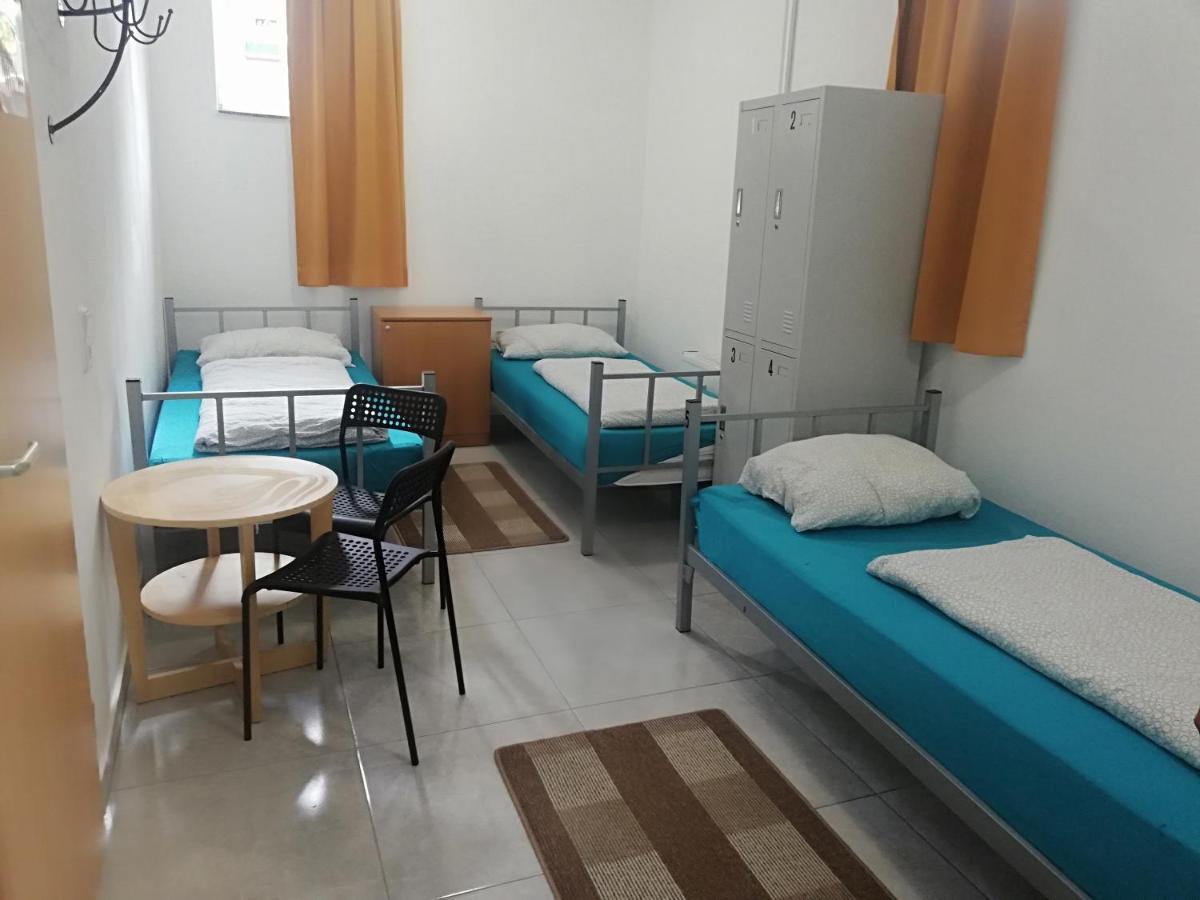 Habitación Triple Básica con baño compartido