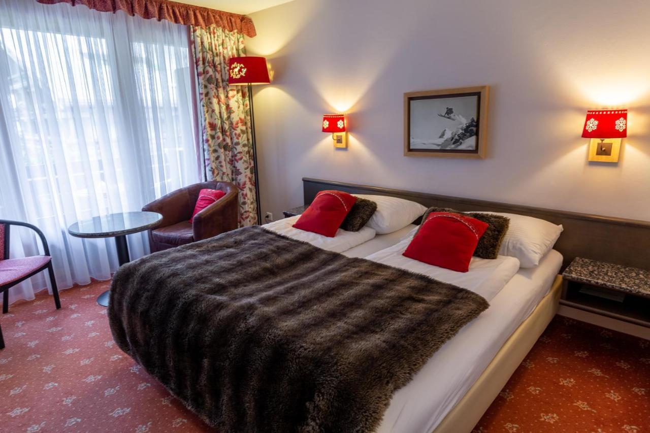 Doppel-/Zweibettzimmer mit Balkon